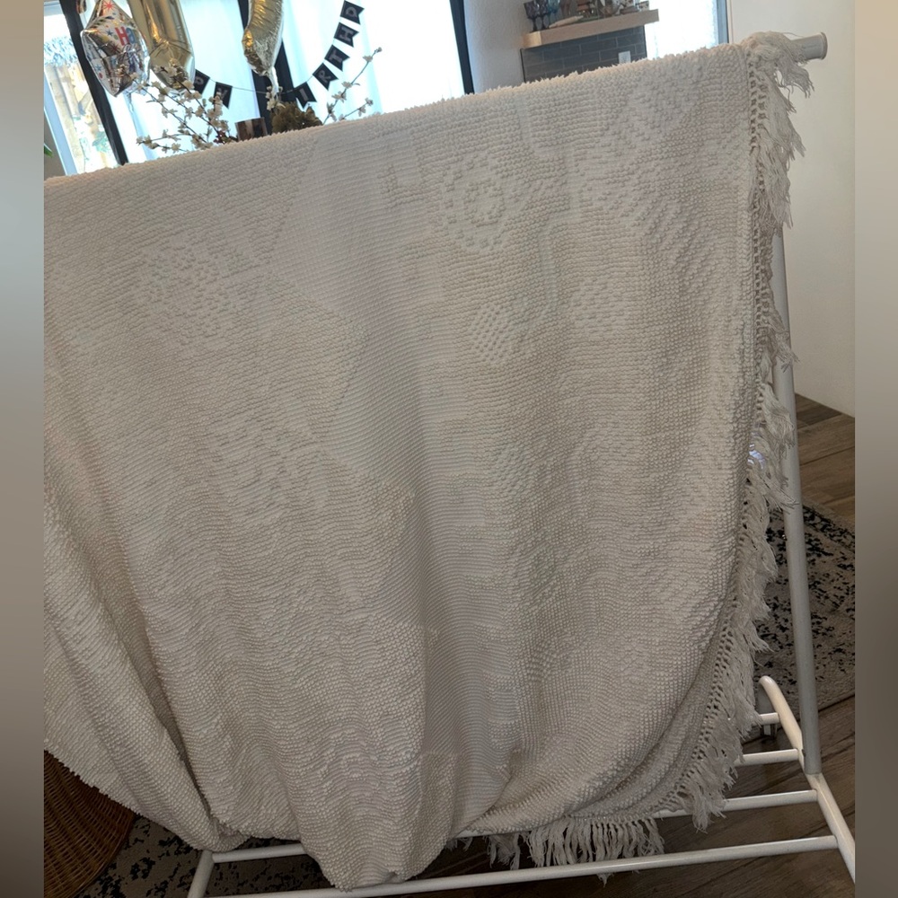 Vintage White Chenille Hobnail/tufts bedspread